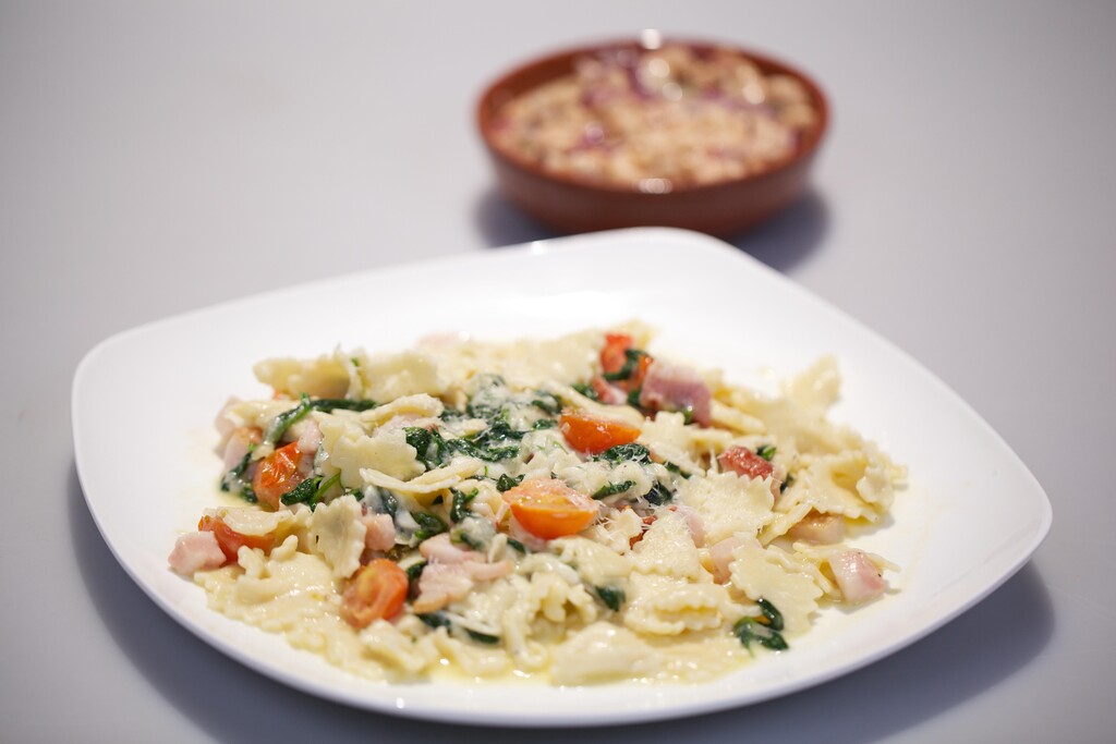 Pasta con spinaci e pancetta con mozzarella (Pasta met spinazie, spek